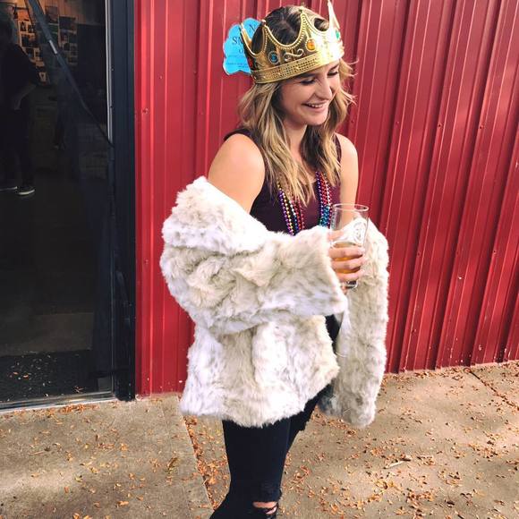 Meet your Posher, Nicole - Picture 1 of 1